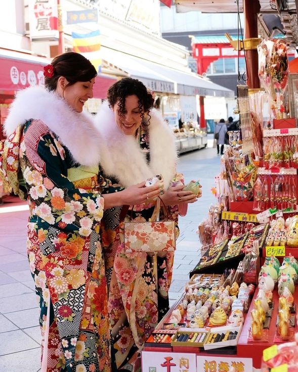 Go through Nakamise Street to Kawasaki Daishi