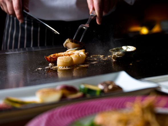 For Miyako Hotel Guests – Teppanyaki Hida
Experience premium teppanyaki featuring Hida beef and fresh seafood, prepared before you in an elegant hotel setting.
Photo: Teppanyaki Hida
