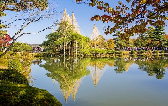 Kenrokuen Garden
(Stroll through one of Japan's Three Great Gardens / approx. 50 minutes)