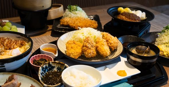 Tonkatsu Lunch
(crispy and juicy fried pork cutlet set meal)