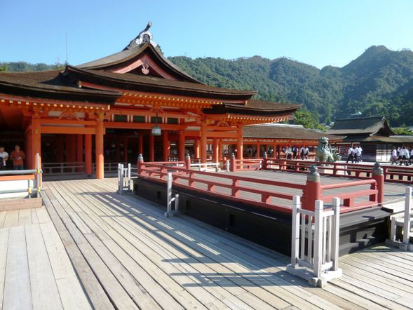 8. Itsukushima Shinto Shrine <<World Heritages!!>>
・It was originally built in 593, but almost constructions were built in 1168.
・It is located on the sea as well.
・You will enjoy magnificent view, and historical construction with vividly vermilion color from there.