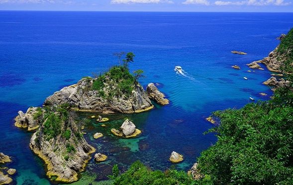 Uradome Coast Island Cruise
(Enjoy a cruise while admiring the dynamic scenery of the World Geopark! / Approx. 40 minutes)