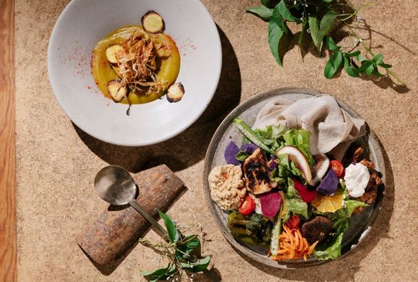 Please enjoy your breakfast at the café renovated from a stone warehouse.