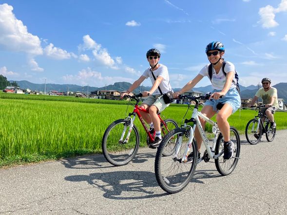 Cycling tour through the old town of Hida Furukawa