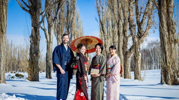 30 minutes to a maximum of 150 minutes of photography by a professional photographer.