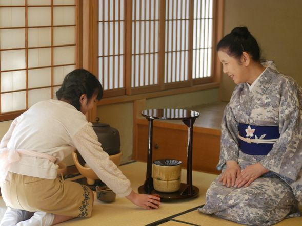 10:45 Kokura Castle Garden
Japanese Tea Ceremony Experience