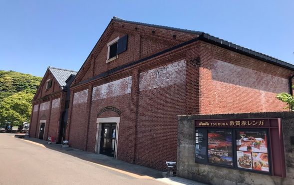 Kanegasaki Green Space and Red Brick Warehouse Area
(A symbolic park with a panoramic view of Tsuruga Port! Enjoy a leisurely stroll while experiencing the retro atmosphere of the port town of Tsuruga, including the retro red brick warehouses (diorama museum is subject to an additional charge) / approx. 35 minutes)
*Please note that the red brick warehouses are closed every Wednesday and cannot be entered.