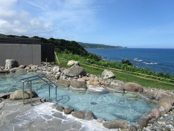 Free Time for Hot Spring Bathing after Lunch
Towel Rentals: Face Towel 150 yen / Bath Towel 350 yen
Complimentary Shampoo and Body Soap Provided