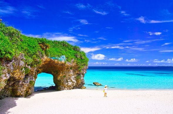 Sunayama Beach (approx. 30 min)
Relax at a beach with stunning “Miyako Blue” waters.
Bringing sandals is recommended.
