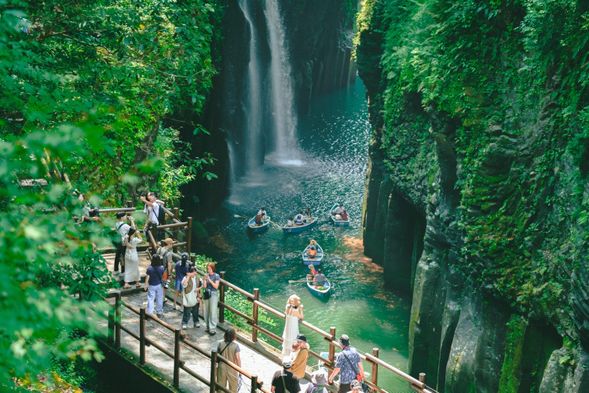 Takachiho Gorge *Free Time (80min) and
From the bus drop-off point, a 30-minute one-way walk takes you to the Manai Falls observation deck (Mibashi).
