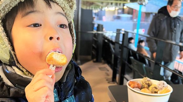 You can eat whatever you like at ES CON FIELD HOKKAIDO, or you can wait and enjoy a delicious meal at Mitsui Outlet Park Kita-Hiroshima.