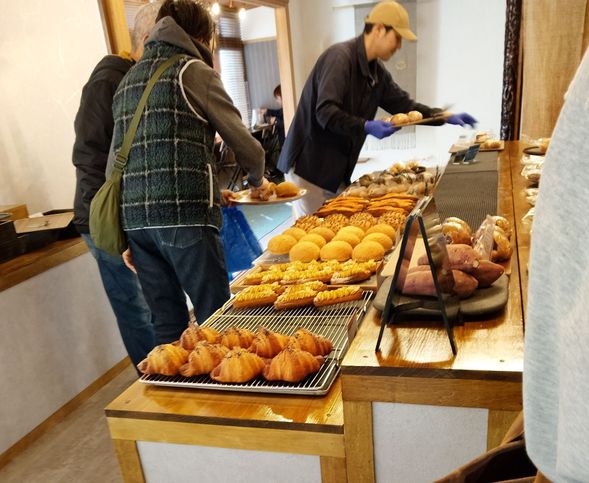Arrive at Yorimochi Old House Bakery (25 minutes for unlimited purchase of bread, shakes, and coffee)