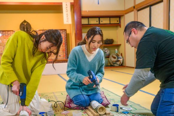 hand-making bamboo lantern