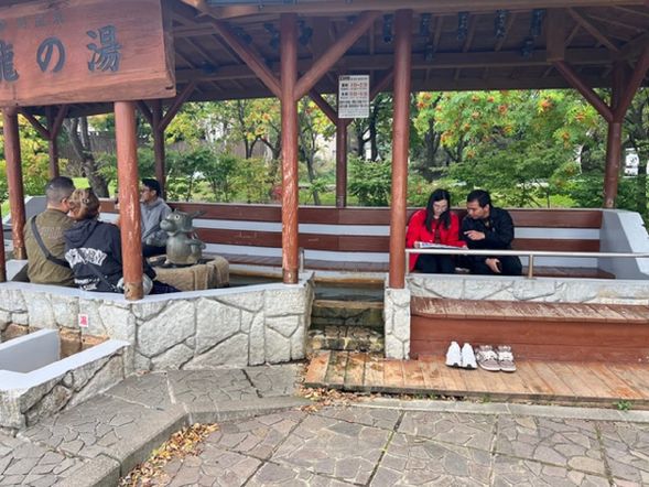 Lake Toya Onsen Town (90 mins/75 mins in winter)
* Lunch is not included in the tour fee, Please have and pay for a lunch by yourself.
* There is a foot bath that you can enjoy high quality hot spring.