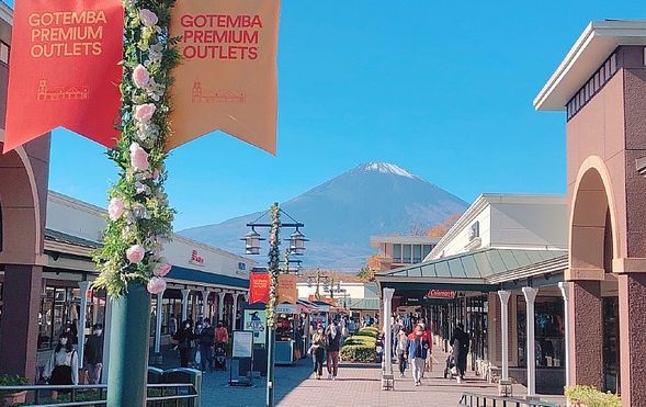 Gotemba Premium Outlets (60–100 min)
Enjoy shopping at one of Japan's largest outlet malls. A special discount coupon is included.
