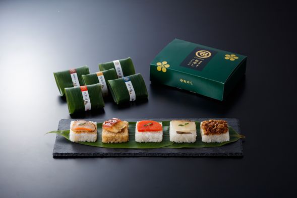 Light lunch Box and a bottle of water will be provided
Kanazawa Sasazushi Premium 
( by shibazushi store)
(Noto Beef/ Sea Bream/ Salmon /Eel/Seared Yellowtail)
※If you have any dietary restrictions or allergies, please understand that Light Lunch BOX can be cancelled but will not be refunded.
※ Please purchase your own meals at the rest stops along the way.