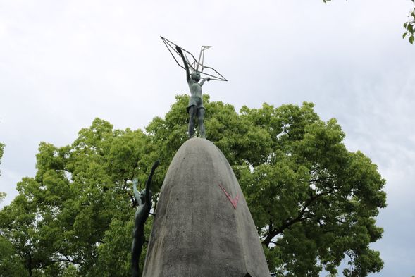 3. Peace Memorial Park
・There are more than 50 peace statues in this park.
・Also you will see some of statues with tour guide.
・You will see lots of paper crane at the park.