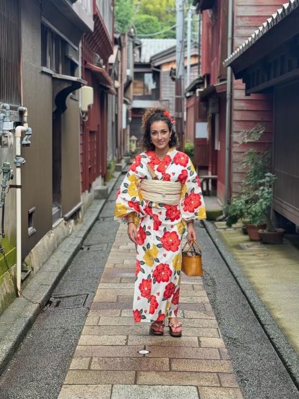 Kimono Dressing Experience
After getting dressed, take a stroll around Higashi-Chaya