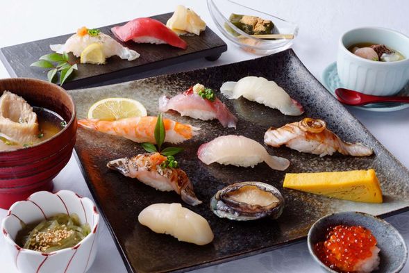 Sushiyatai Arrival (60 min)
Sushi Lunchi
Hana Course
・Small side dish
・12 pieces of chef's selection nigiri
・Chawanmushi (savory egg custard)
・Miso soup
・Dessert