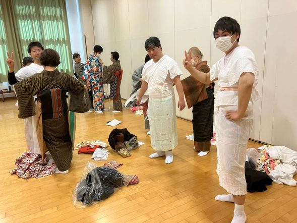 A professional staff member will dress you in the kimono you selected in advance.