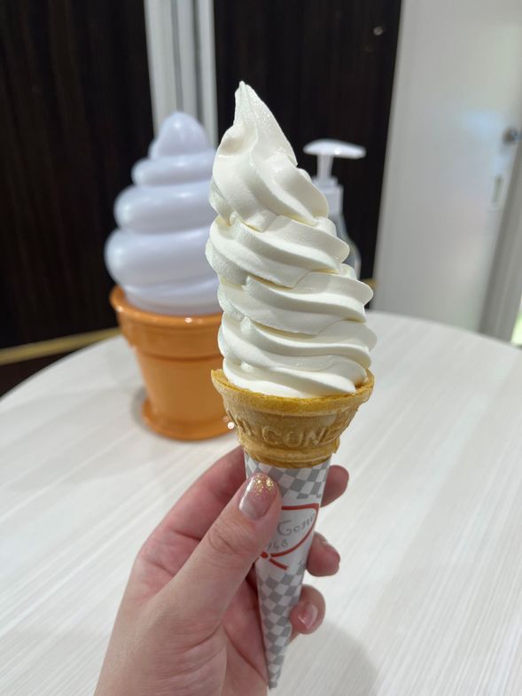 ▶Snow Brand Parlor Main Shop【20min】
More than 50 years of history selling Sapporo sweets.
Taste a finest soft serve ice cream if you like!