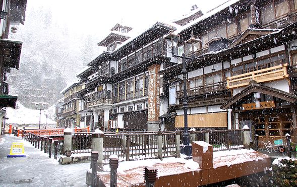 Ginzan Onsen & Taisho Roman-kan
(Stroll through the nostalgic, snow-covered townscape / Shopping / Approx. 90 min)
*Note: Transfer to a shuttle bus is required to reach Ginzan Onsen.