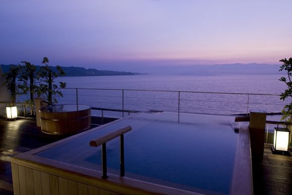 Katayamazu Onsen Kasuikyo (Estimated arrival time: 4:30 PM - 5:00 PM)
*Relax in the open-air bath overlooking the Hakusan mountain range, the 15-meter-long panoramic bath, and the lake view!
*For dinner, enjoy a full course of seven types of crab, including snow crab, crab sashimi, grilled crab, and crab hotpot!