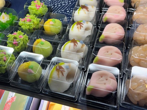 Walk to Shiogama Shrine, the oldest temple in Tohoku region, while enjoying dessert.