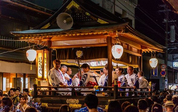 Gujo Hachiman (Gujo Odori Festival venue)
Enjoy the Gujo Odori festival until the grand finale.
(Departure from the venue: around 4:30-5:30am the following morning)
