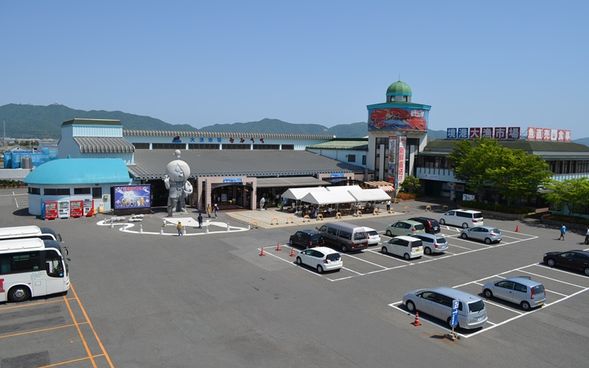 Nakaura Fish Market (A market offering a wide variety of products, from fresh seafood from the Sea of Japan to famous sweets and specialty products from the San'in region. Free time for lunch/approx. 60 minutes)