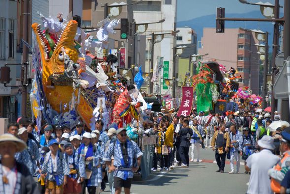 09:30 – 12:00:新庄祭
山車拉牽體驗:
(所需時間:約 15 ~ 40 分鐘)
※ 實際所需時間可能依當天天氣、氣溫及遊行隊伍的進度而有所變動。
體驗結束後:請至專屬預約席觀賞祭典。