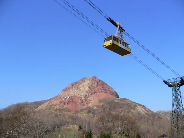Mt. Usu Ropeway (Ticket Included)
/Showa Shinzan Bear Farm (Optional ・not included)【75 min】