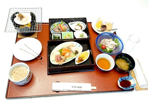 【 Local Meat Dish 】
Toyoura Pork Chilled Shabu-Shabu Salad ~ Served with Lake Toya Red Shiso Sauce ~
【 Main Course 】
Nameko Mushroom Soup・Lakefront Pavilion Original Clam Simmered in Soy Sauce & Crab Rice
【 Dessert 】
One Type of Cake・Two Types of Fruit
※Photos are for illustrative purposes only.
※Menu items are subject to change.