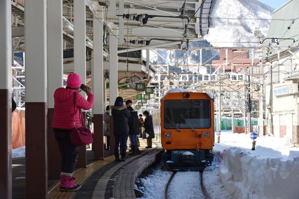 Winter Kurobe Gorge
Premium Riding the trolley train into a silvery-white world.(60min)
※Visit inside the locomotive maintenance shed and Kurobe River Electric Power Memorial Museum