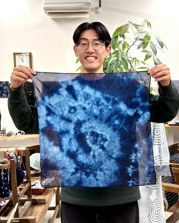 If it is difficult to arrange at Kobo Yumezaiku, we will offer a handkerchief indigo dyeing experience at Kurume Ikeda Kasuri Kobo for the same price.