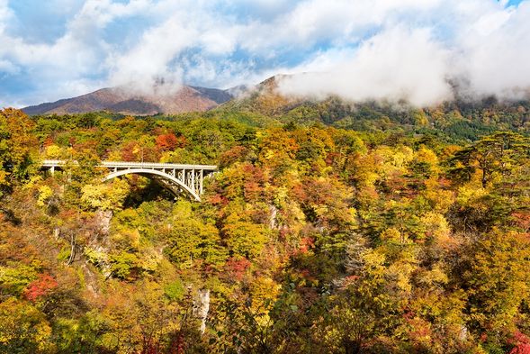 Enjoying the Autumn Foliage in Naruko Gorge (Individual exploration of various autumn foliage spots. Approximately 90 minutes of stay.)