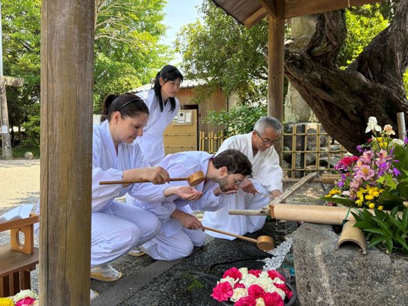 Learn "Temizu" etiquette and purify your hands and mouth