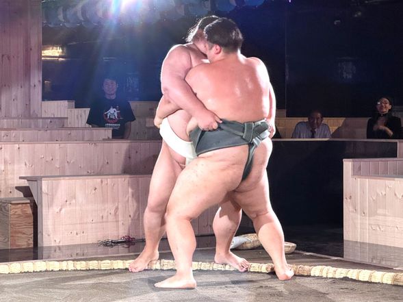 Grand Sumo | Ring-Entering Ceremony, Training & Exhibition Matches
Watch the ceremonial ring-entering, training demonstrations, and thrilling exhibition matches by professional sumo wrestlers.