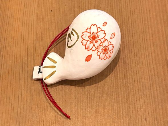 DIY your own lucky charm! Have fun painting an adorable traditional "Fuku" using easy brush pens.