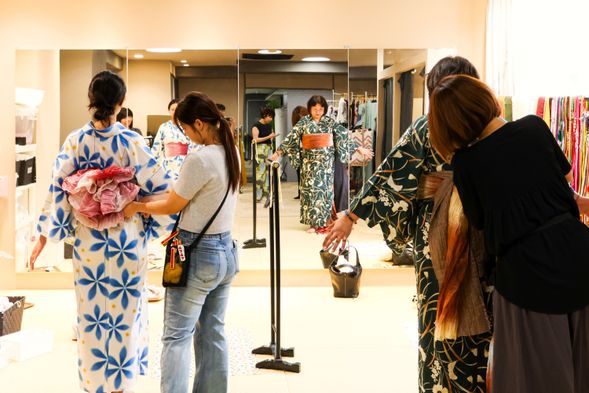Visit Lilibell at a time that works for you!
Kimono dressing begins at 9:00 AM.
*Right in front of Tanga Station on the Kitakyushu Monorail.