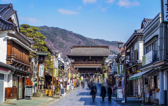 Visit Zenkoji Temple (approximately 150 minutes)
Free time for temple visit
Explore Nakamise Shopping Street and Omotesando
Lunch at your own expense