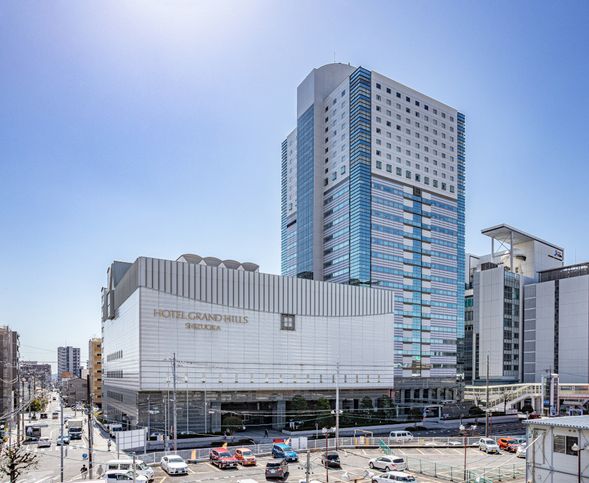 Hotel Grand Hills Shizuoka
Located just steps from JR Shizuoka Station, this high‑rise hotel offers sweeping views of Mt. Fuji and Suruga Bay from every guestroom above the 18th floor. Sophisticated service and elegant interiors ensure a graceful and comfortable stay.