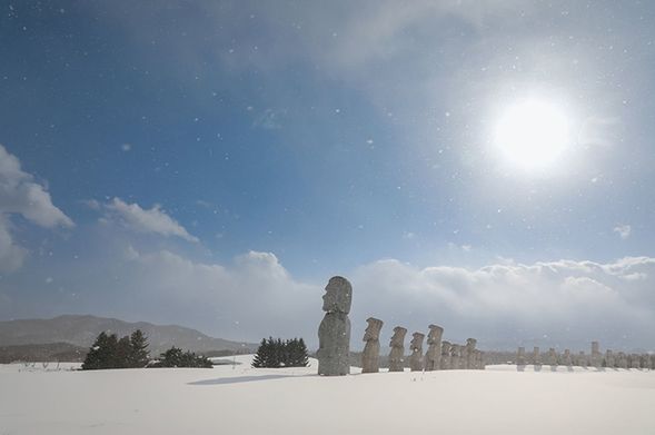 Snow Moai Statue:
The outdoor Moai statues are modeled after the famous statues on Easter Island, with 33 of them lined up in a row.
They range in size from 6.5 meters tall (weighing 60 tons) to as large as 9.5 meters tall (weighing 120 tons).
Extremely popular with visitors, they have become one of Sapporo's well-known tourist attractions.