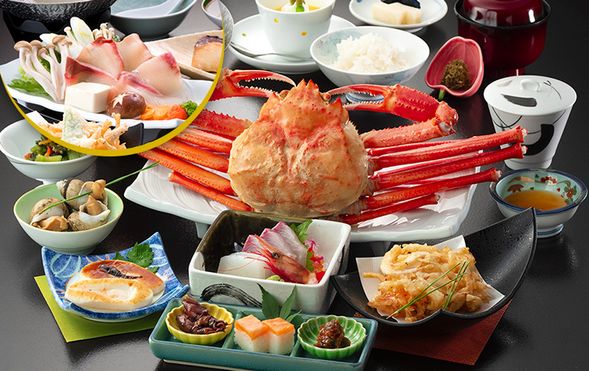 Baden Akebi (Scheduled arrival around 16:30)
Arrive early around 16:30! Enjoy a relaxing stay at a hot spring inn with 100% free-flowing thermal waters.
Dinner features yellowtail (buri) shabu-shabu, white shrimp, and a whole Red Snow Crab!