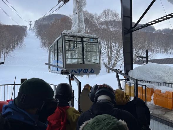Once everyone is gathered, we will line up for the ropeway.
Ropeway Wait Times
(Inside & Outside Sanroku Station)
30-Min Wait: 9:30 AM – 10:00 AM
60-Min Wait: 9:30 AM – 10:30 AM
90-Min Wait: 9:30 AM – 11:00 AM
120-Min Wait: 9:30 AM – 11:30 AM
150-Min Wait: 9:30 AM – 12:00 PM
Note: Waiting times may vary depending on conditions. Please dress warmly for waiting outdoors.