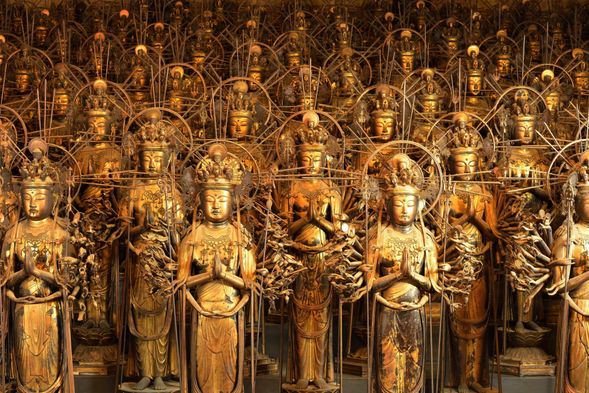 Sanju-san-gen-do Temple
・One thousand " Senju Kannon" statues.
・Enjoy the spectacular views with the line-up of Buddhist statues!