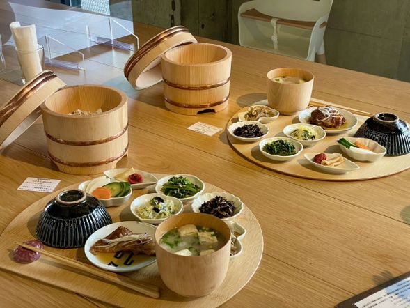 Once the rice, cooked in the iron pot over a wood fire, is ready... it's time to eat!