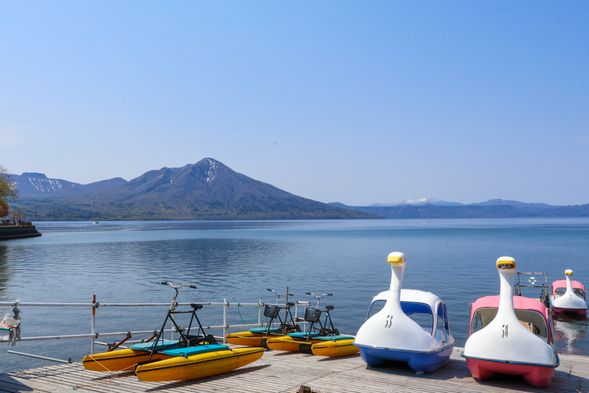 Lake Shikotsu (Free time / Approx. 60 mins)
Optional Sightseeing Cruise :
Adults: 2,000 JPY / Elementary students: 1,000 JPY / Duration: 30 mins