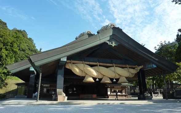 Izumo Taisha & Kamimiya Shrine
Visit Izumo Taisha during the Kamiari Festival, when Japan's eight million deities are believed to gather in Izumo. Continue with a walk to Kamimiya Shrine, where the gods are said to hold their divine meetings during the festival (approx. 3 hours)