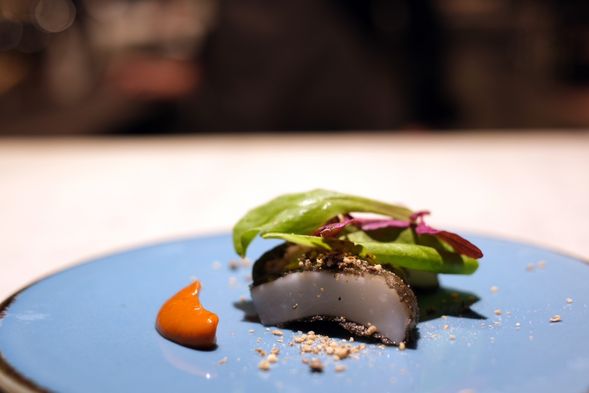 Dinner at Simples
Savor a special dinner at Simples, where Chef Inoue crafts dishes that celebrate the fleeting beauty of seasonal ingredients from Shizuoka’s satoyama.